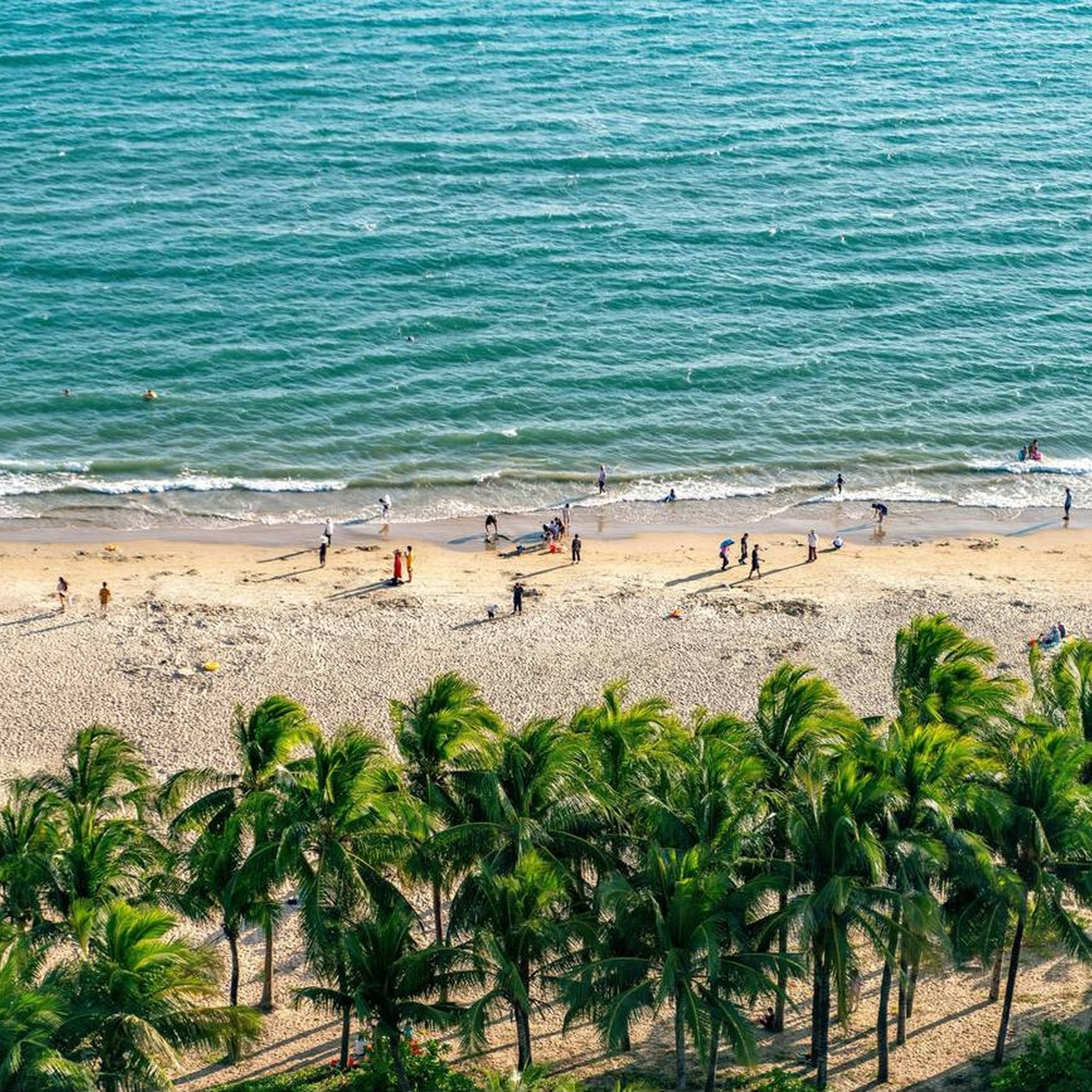 Peak season vs. off-season? Comparison of the experience of visiting Sanya at different times